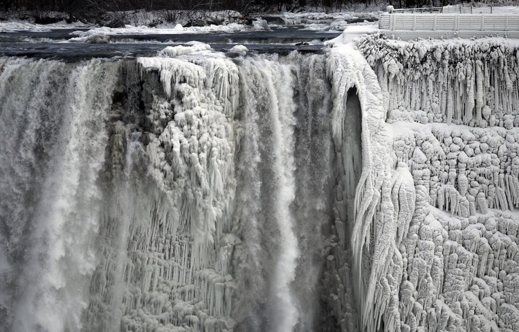 fot. Aaron Harris / Reuters / 8 stycznia 2014  Niagara, Kanada  Amerykańska strona wodospadów.